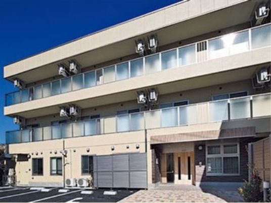 明るい外観の建物正面