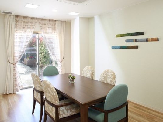 明るい食堂の一角