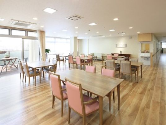 明るい共有ダイニング