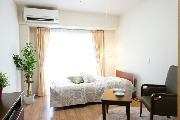 明るい個室の居室