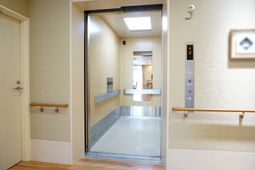 安全手すり付きエレベーター