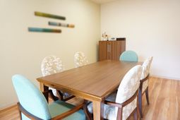 食堂風な明るい部屋