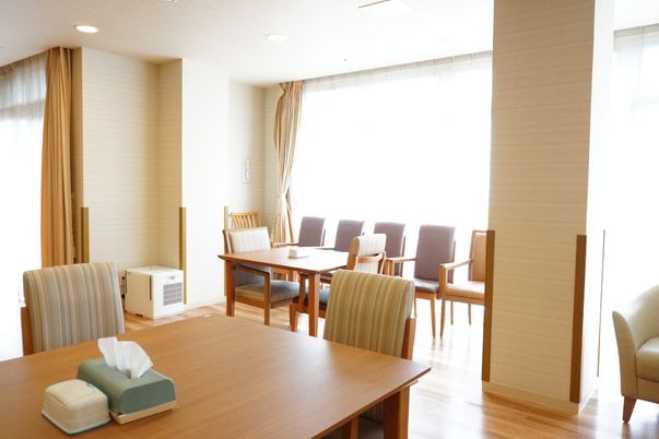 明るい居心地の良いラウンジ