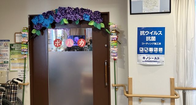 張り紙がある廊下 廊下 ドア周辺は季節感のある飾りに彩られています。手すりも設置されていて、安全に配慮されています。