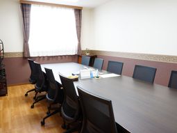 会議室のテーブルと椅子