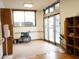 エントランスの明るい空間