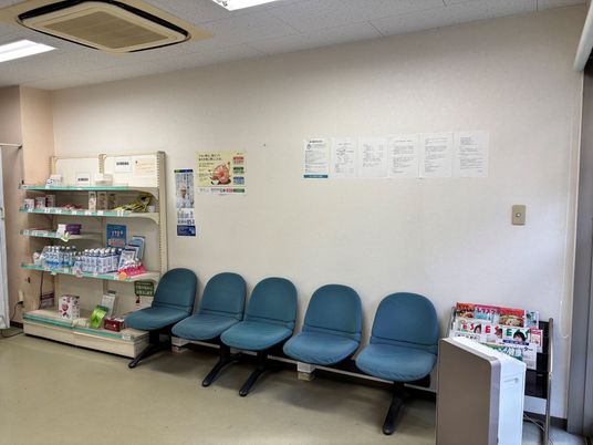 待合席と掲示物のある空間  