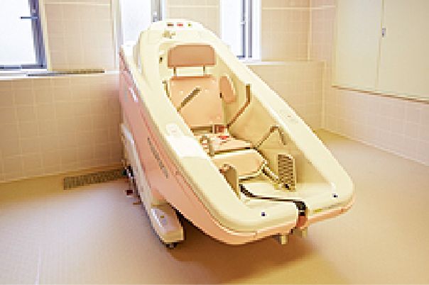 介護用浴槽の浴室