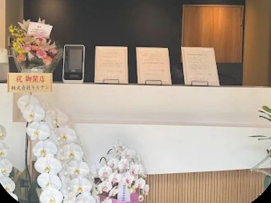 花が並ぶ受付カウンター  
