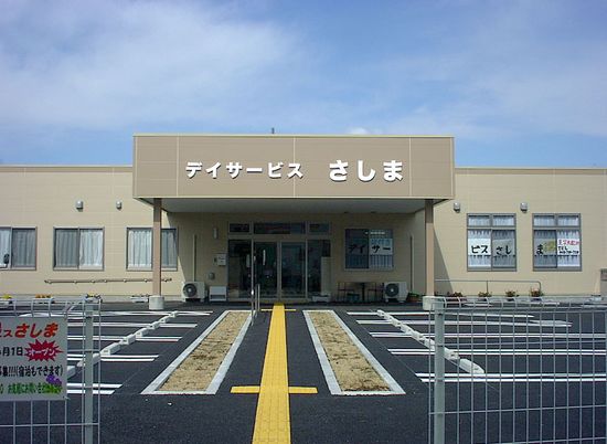 駐車場のある外観