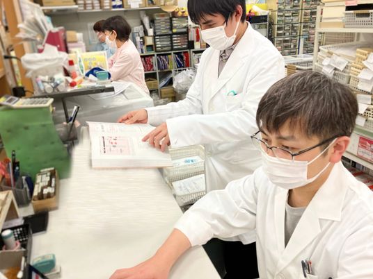 薬剤を確認する職員の様子  