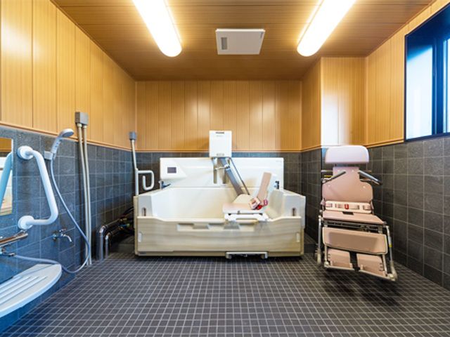 快適な浴室の様子 浴室 広々とした清潔感のある浴室です。手すりや椅子も備え、安全にご利用いただけます。