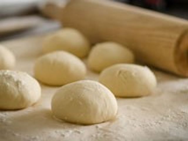 丸い生地の調理 キッチン 柔らかい生地が並ぶ場所で、料理の準備が進めやすくなっています。料理の工夫が楽しめます。