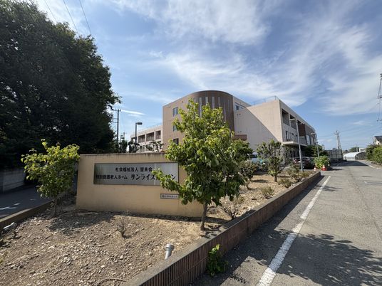 緑に囲まれた建物の外観