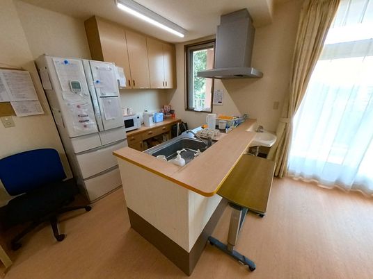 窓のあるキッチン