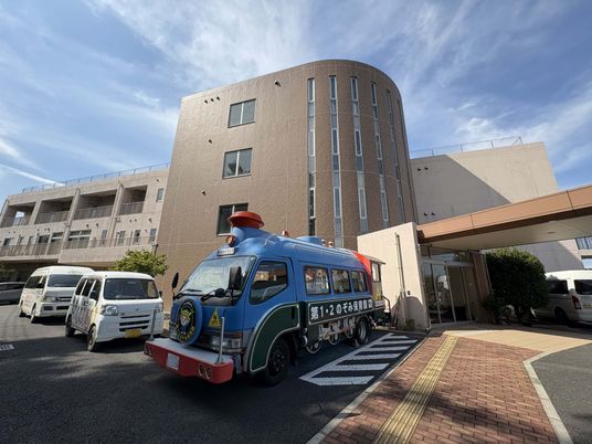 車が停まる建物外観