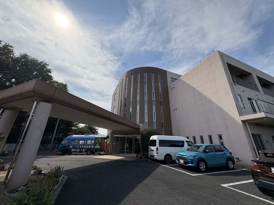 車が停まる建物の外観