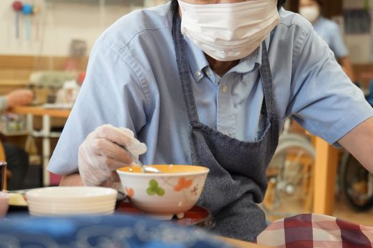 食堂で食事を取る様子