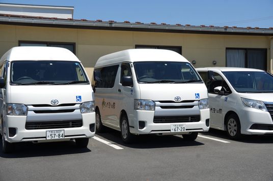 駐車場に並ぶ車両