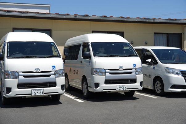 駐車場に並ぶ車両