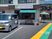 施設の外観と駐車場  