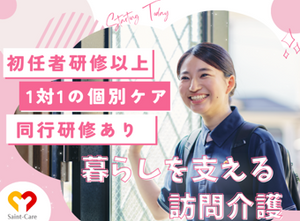 笑顔の女性と案内表示の画像  