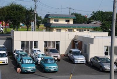 広い駐車場の外観