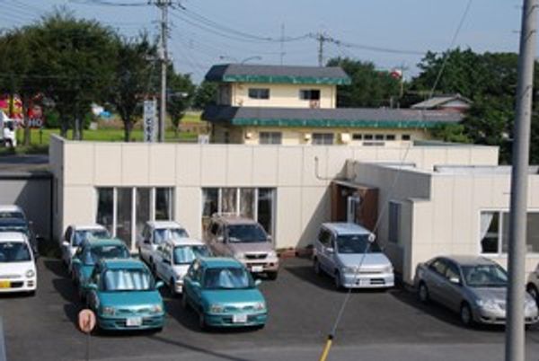 広い駐車場の外観