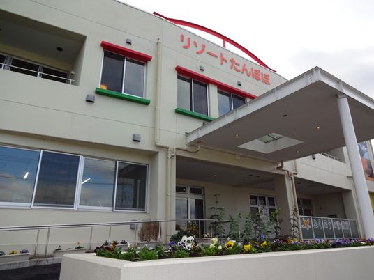 明るい色彩のエントランス