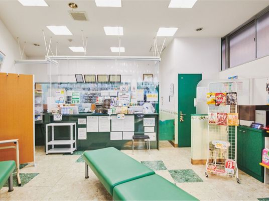 受付カウンターの待合  