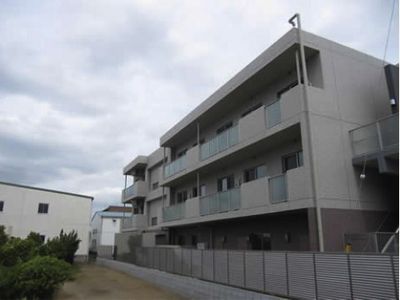 灰色の建物の外観