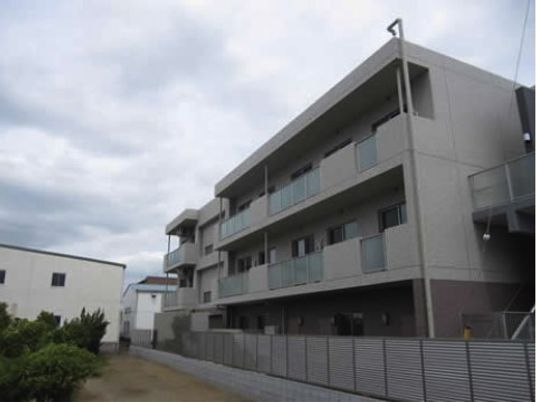 灰色の建物の外観