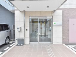 明るいエントランスの風景