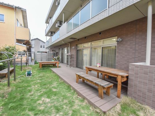 庭付きの施設外観