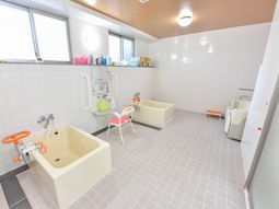 明るいバリアフリー浴室