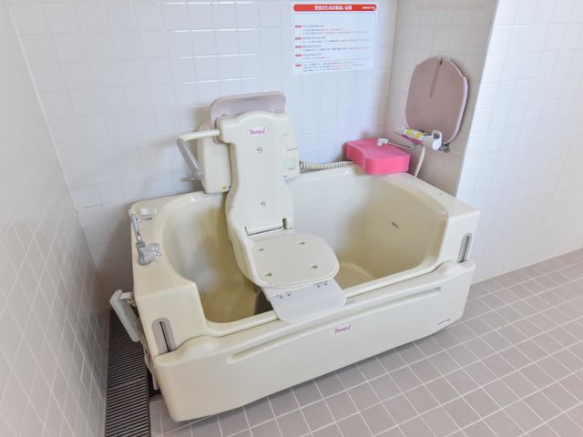 バリアフリー対応浴室設備 共用バスルーム 安全かつ快適な入浴を支援する設備を完備しており、利用者の身体状況に合わせたサポートが可能です。