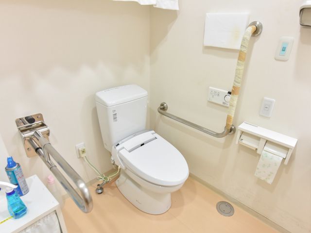 バリアフリートイレ設備 多目的トイレ 手すり付きで安全なトイレ空間です。機能性を備えた設計で、快適な日々をサポートいたします。