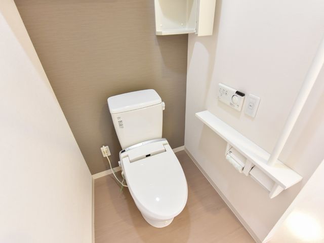清潔なトイレスペース 居室トイレ 手すり付きのトイレは、ゆったりとして安全に配慮された作りになっており、快適にお使いいただけます。
