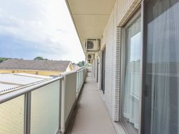 明るい通路のバルコニー