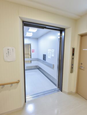 バリアフリーのエレベーター前