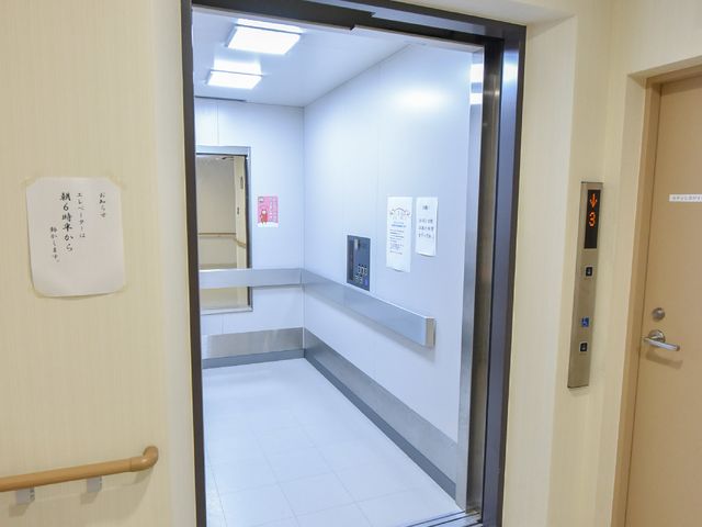 バリアフリーのエレベーター前 エレベーター 手すりを設けた安全な移動経路が整ったエレベーター周辺です。利用者の方々の快適な移動を支援します。