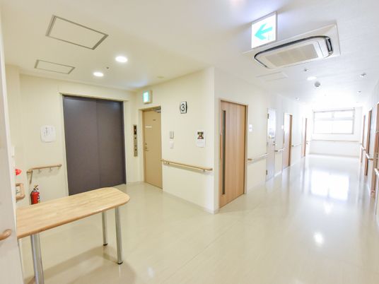 明るく清潔な廊下