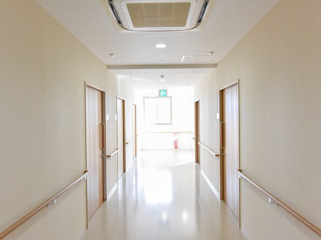 明るく広々とした廊下 廊下 ゆったりとした通路が続いており、手すりが設置され安心して歩ける環境です。