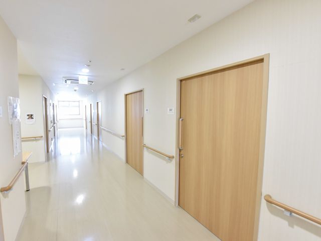 明るく清潔な廊下 廊下 ゆったりとした廊下は、自然光が差し込み、明るい雰囲気です。手すりもついており安全に配慮されています。
