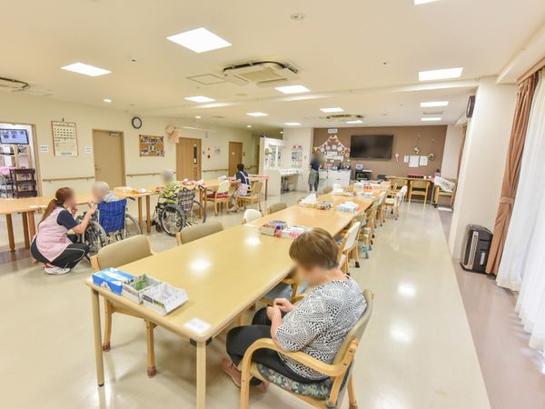 明るく広い共有ダイニング