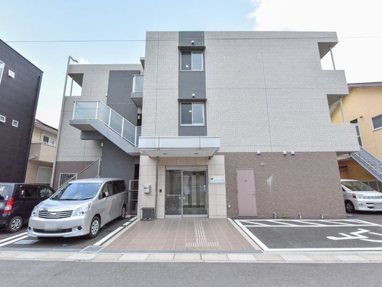 現代的な建物のエントランス