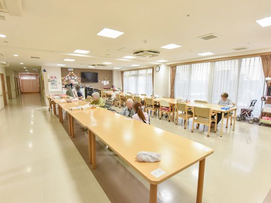 広々とした明るい食堂