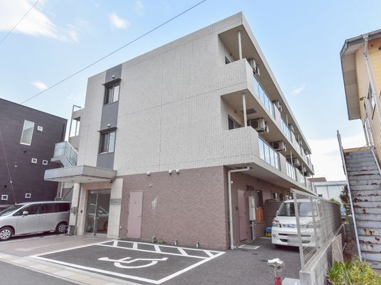 現代的な外観の建物