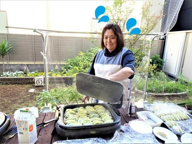 屋外で料理する笑顔の方 庭 笑顔でおもてなしをする庭の様子。新鮮な空気の中での料理は、楽しいひとときを約束します。