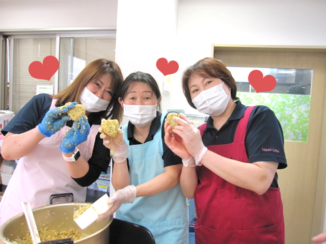 笑顔で料理する人々 施設 料理 笑顔で手作りの料理をされている方々です。共に楽しい時間を過ごされている様子が感じられます。